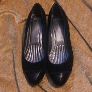 Black small-heeled shoes